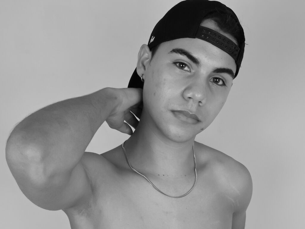 LukeMendez's live cam