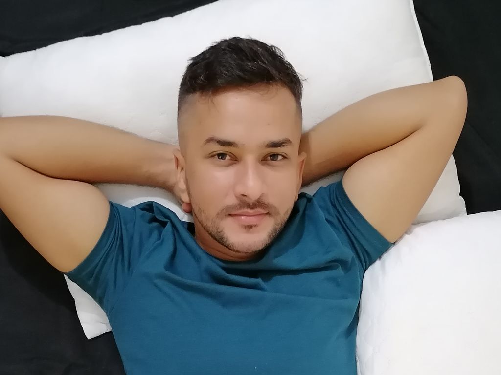 SandroMontero's live cam