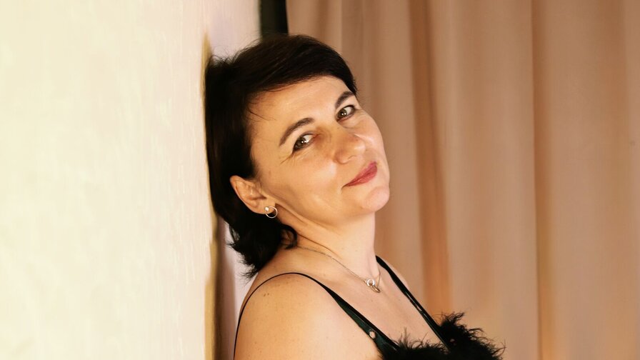 DemiMature's live cam