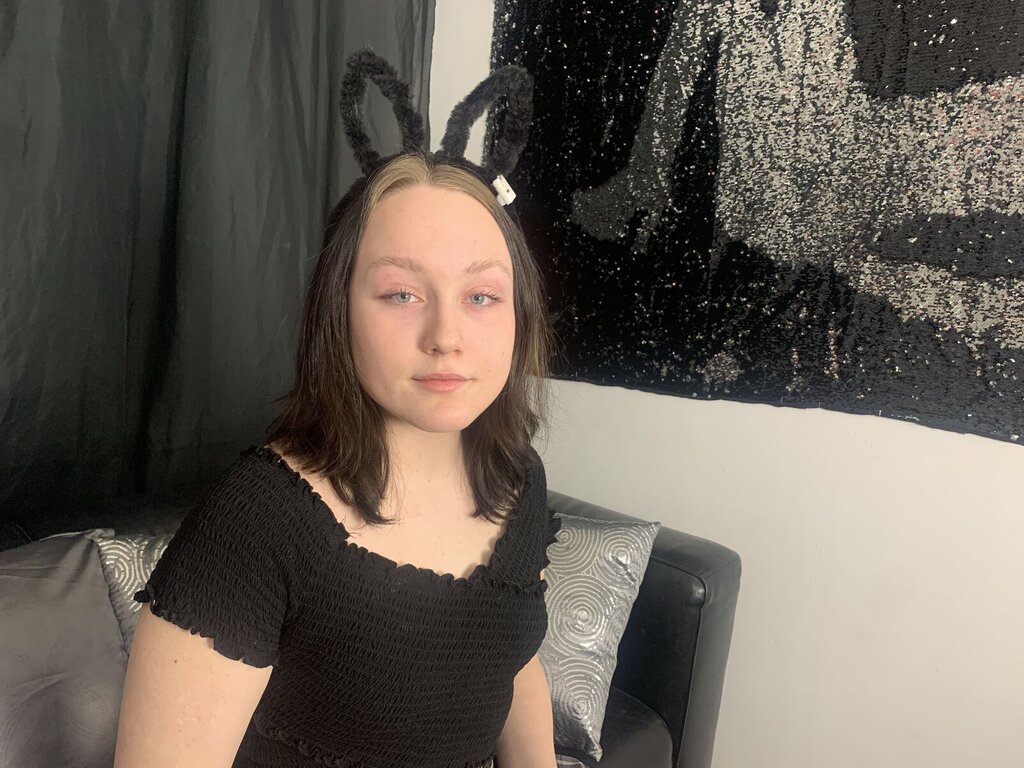 EllyFischer's live cam