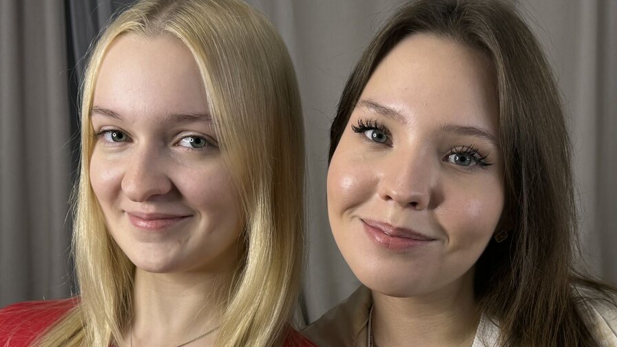 LannieAndMadalin's live cam