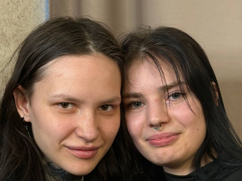 MaryettaAndKenia's live cam