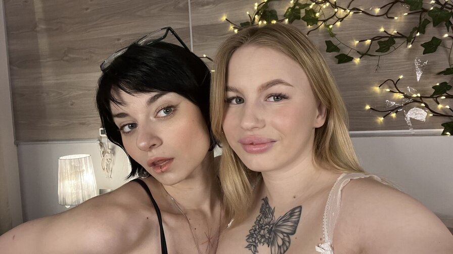 SelenaAndLaine's live cam