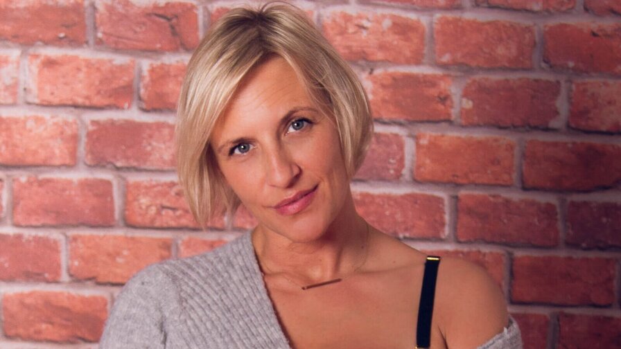 TinaRubia's live cam